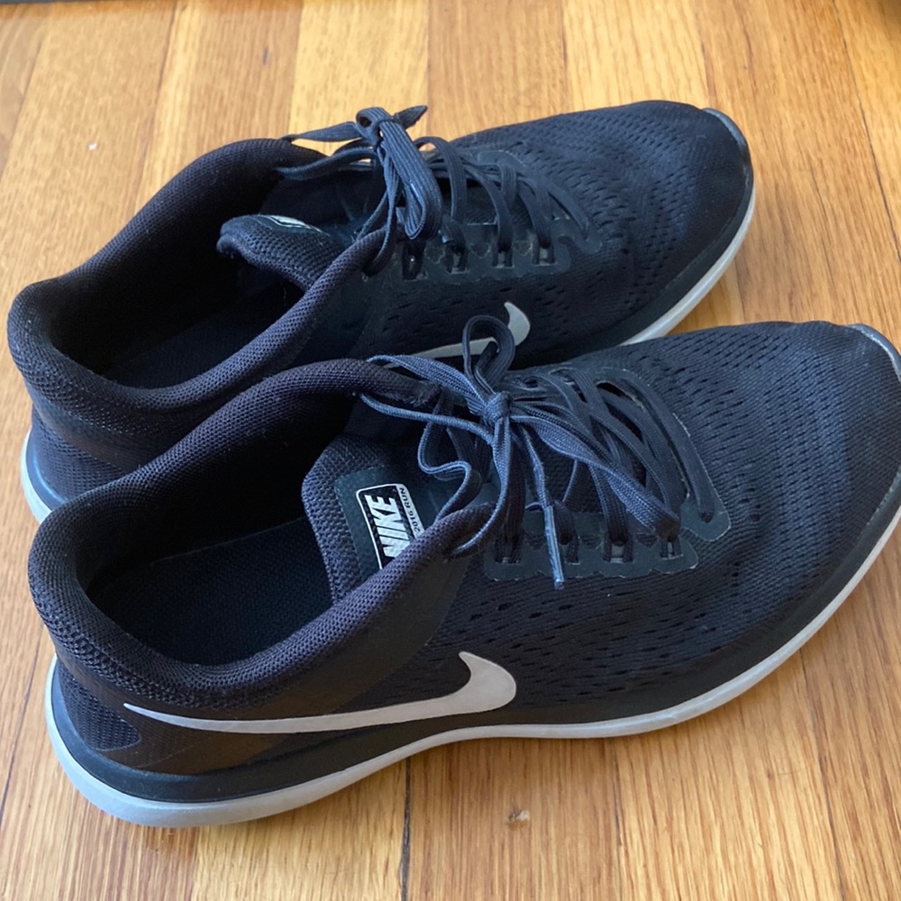 Black Nike Flex Sneakers